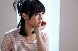 鹿晗趴桌累倒引热议,粉丝心疼背后透露了什么?