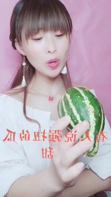 揭秘娱乐圈那些年爆红的瓜背后：从恋情到丑闻的连锁效应