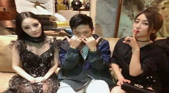 王俊凯的多面人生：从TFBOYS队长到吃瓜界“福尔摩斯”