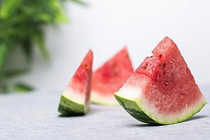 娱乐圈大瓜不断！明星恋情、争议与幕后故事全揭秘