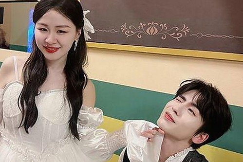 周子瑜公开道歉引热议,安徽军训女生舞蹈吃瓜成青春缩影